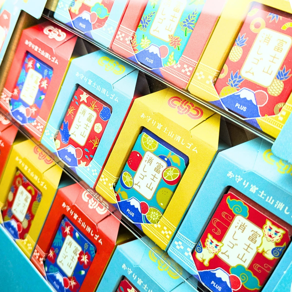 PLUS 富士山消しゴム 12個セット お守り富士山 ER-100AIF-12P エアイン樹脂 消し心地も抜群 裏面にメッセージが記入できる 日本 (タイプ2種: 縁起の良い6種類のモチーフと和柄のケース、沖縄バージョン) - 画像 (4)