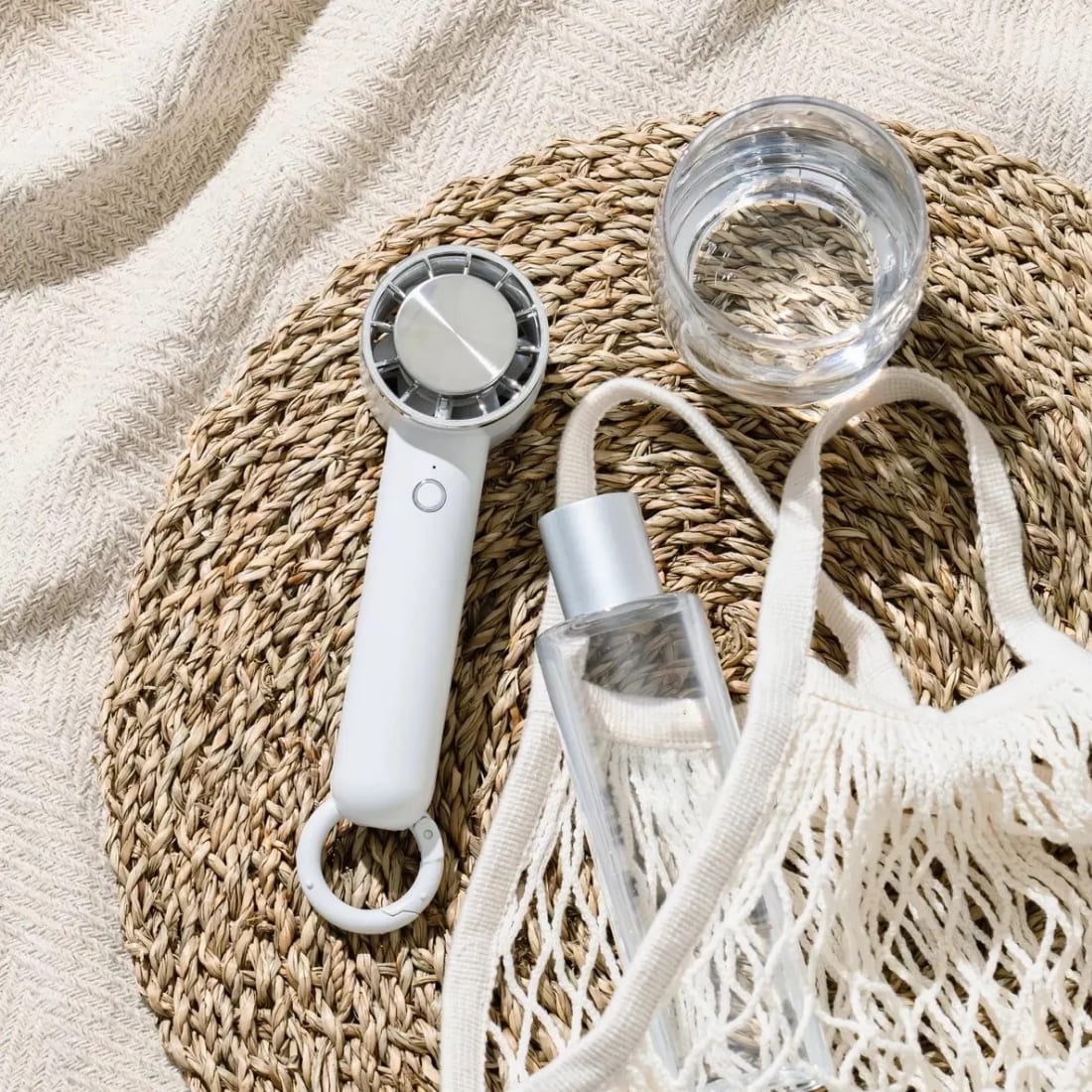 ペルチェ 冷却機能付きファン カラビナ付き ネックストラップ 誤作動を防止 カラー:ホワイト 熱中症 暑さ対策 ハンディファン 携帯扇風機 夏 熱中症対策 便利グッズ 旅行先 暑さ対策 実用的 プレゼント - 画像 (4)