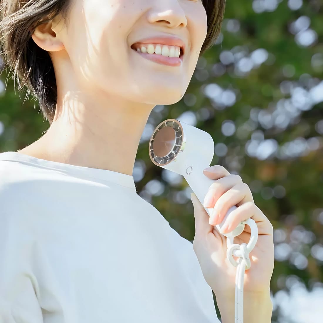 ペルチェ 冷却機能付きファン カラビナ付き ネックストラップ 誤作動を防止 カラー:ホワイト 熱中症 暑さ対策 ハンディファン 携帯扇風機 夏 熱中症対策 便利グッズ 旅行先 暑さ対策 実用的 プレゼント - 画像 (3)